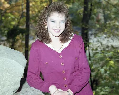 Beautiful Studio Shots Capture Young Women’s Hairstyles and Fashion of the Early 1990s