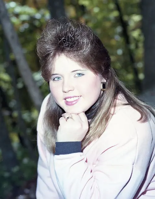 Beautiful Studio Shots Capture Young Women’s Hairstyles and Fashion of the Early 1990s