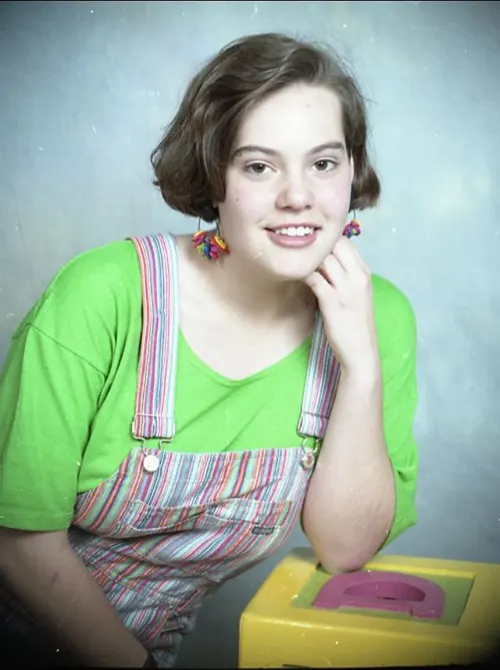 Beautiful Studio Shots Capture Young Women’s Hairstyles and Fashion of the Early 1990s