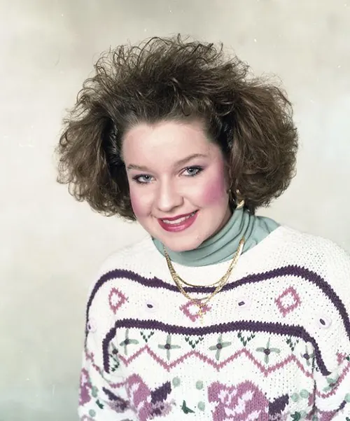 Beautiful Studio Shots Capture Young Women’s Hairstyles and Fashion of the Early 1990s