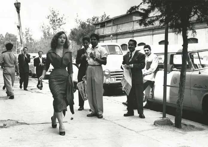 A Woman at the Market: A Social Experiment Capturing Male