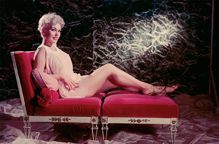 Kim Novak at Her Peak: Stunning Photos from the 1950s and 1960s