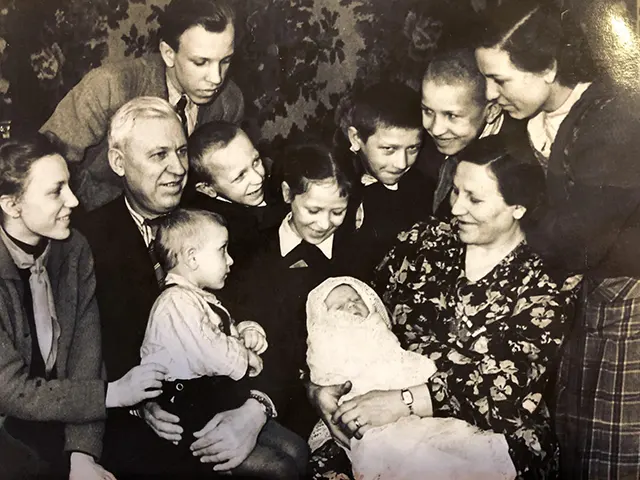 Vintage Photos of Large Families