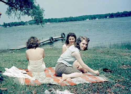 Teenage girls fashion from the 1960s
