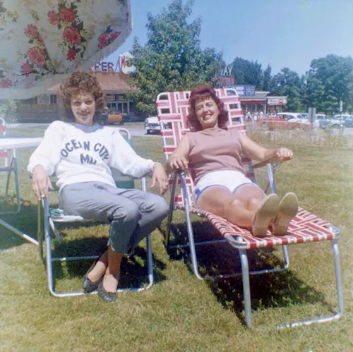 Teenage girls fashion from the 1960s