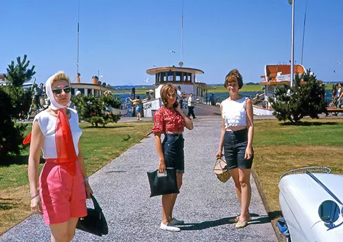 Teenage girls fashion from the 1960s