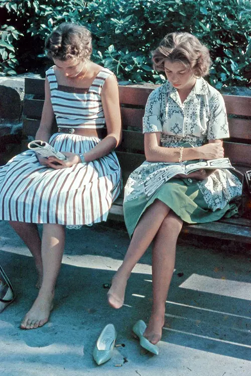 Teenage girls fashion from the 1960s