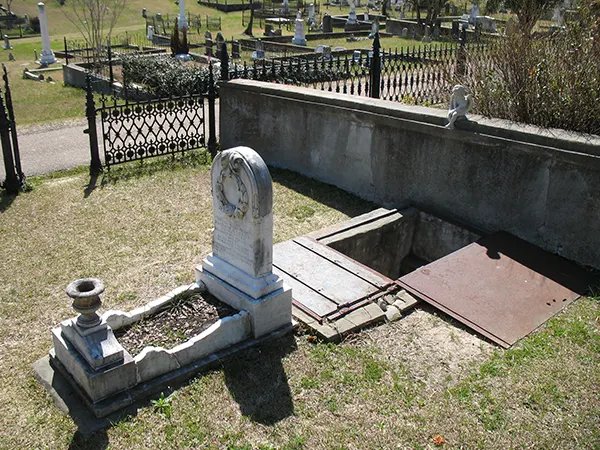 Fascinating Photos of Famous Graves and the Incredible Stories Behind Them