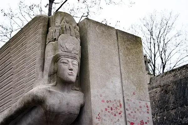 Fascinating Photos of Famous Graves and the Incredible Stories Behind Them