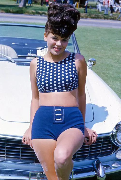 Teenage girls fashion from the 1960s