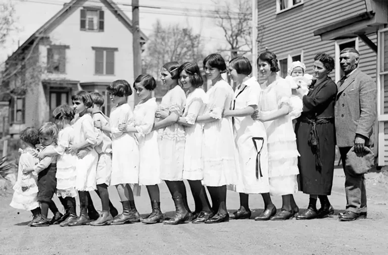 When Homes Were Packed: Rare Photos of Extraordinarily Large Families