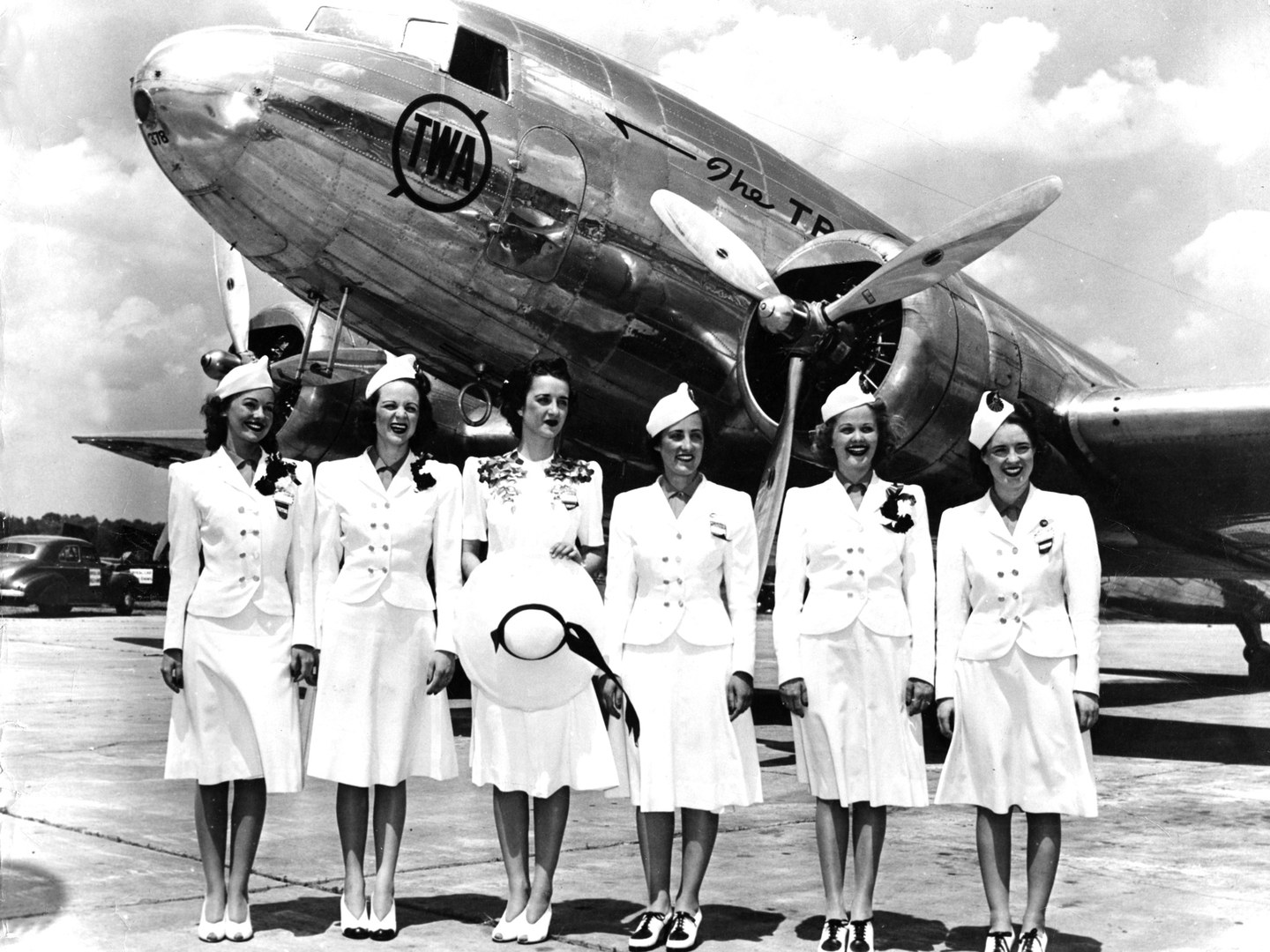 Vintage Photos Show the Stunning Evolution of Flight Attendant Uniforms from the 1930s to 1970s