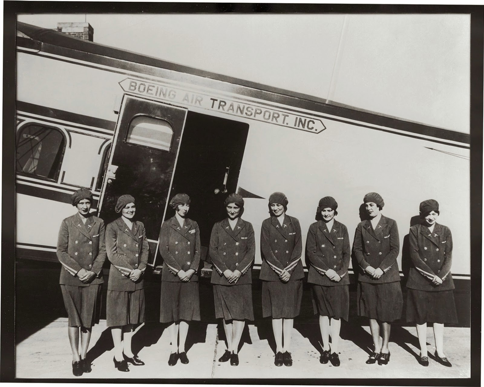 Vintage Photos Show the Stunning Evolution of Flight Attendant Uniforms from the 1930s to 1970s