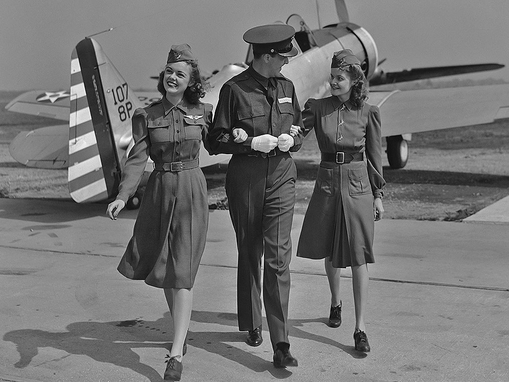 Vintage Photos Show the Stunning Evolution of Flight Attendant Uniforms from the 1930s to 1970s