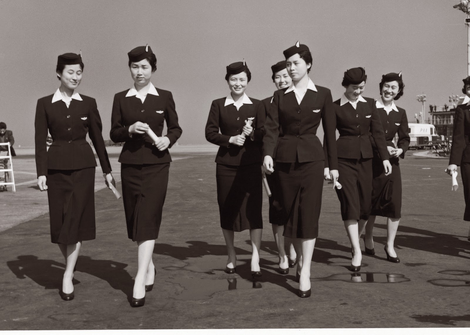 Vintage Photos Show the Stunning Evolution of Flight Attendant Uniforms from the 1930s to 1970s