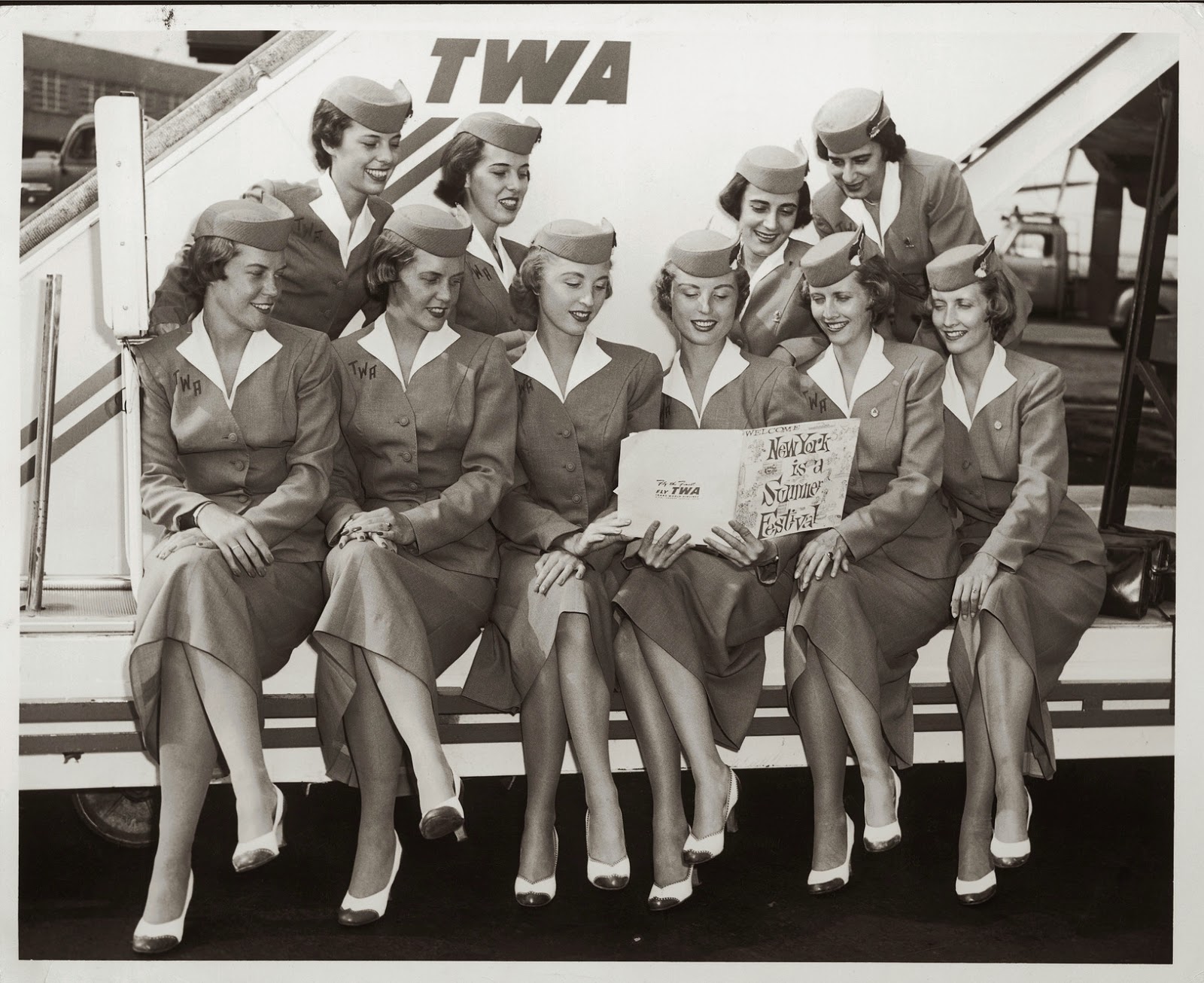 Vintage Photos Show the Stunning Evolution of Flight Attendant Uniforms from the 1930s to 1970s
