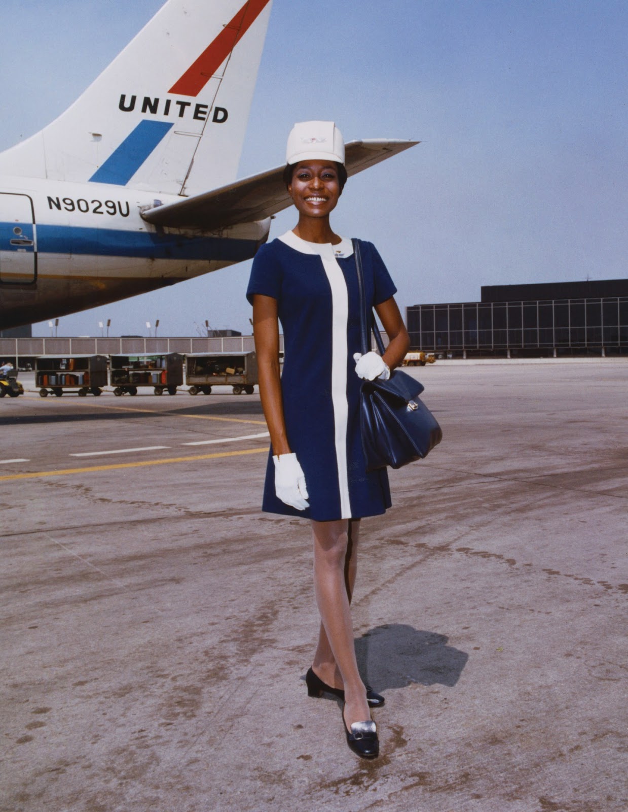 Vintage Photos Show the Stunning Evolution of Flight Attendant Uniforms from the 1930s to 1970s