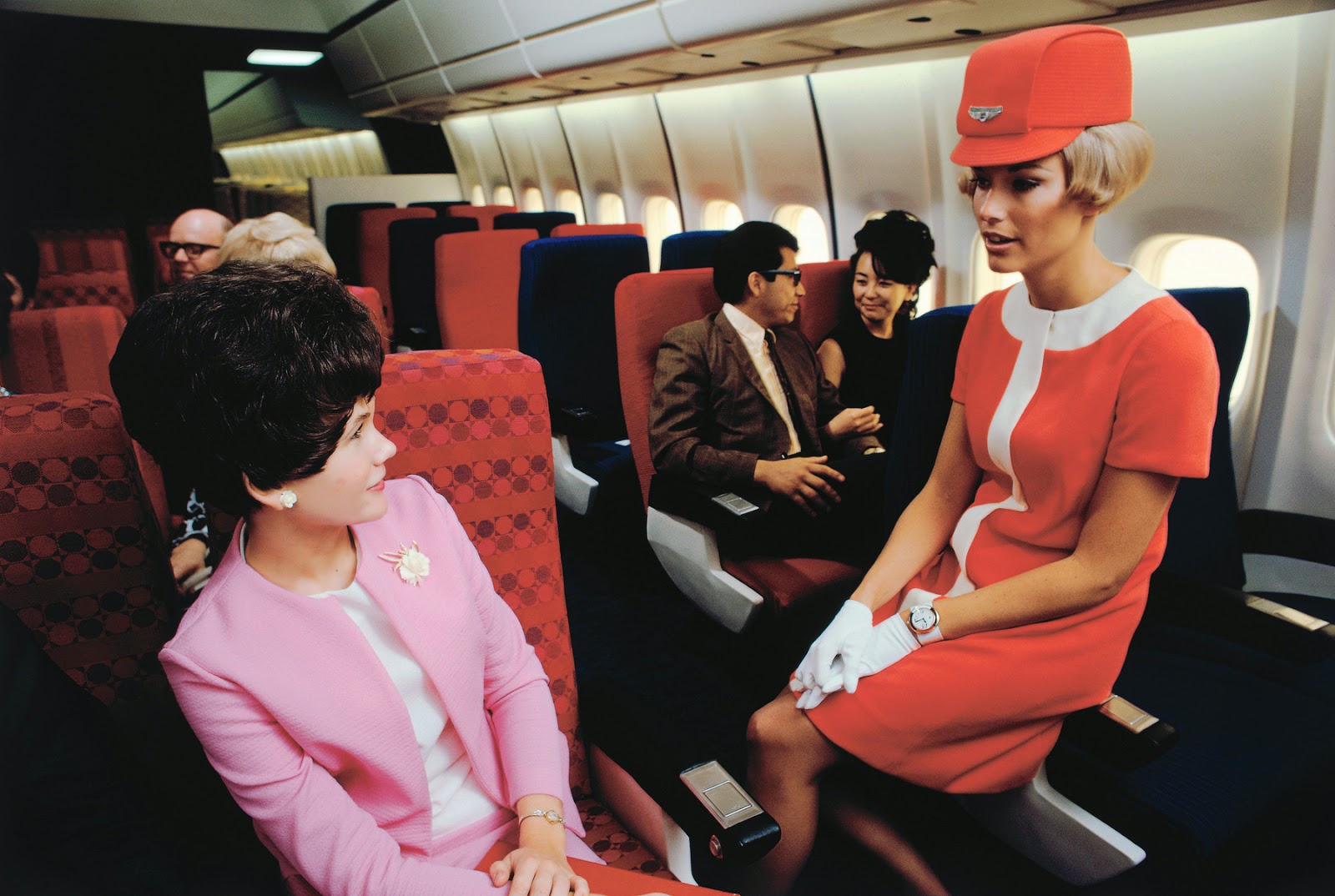 Vintage Photos Show the Stunning Evolution of Flight Attendant Uniforms from the 1930s to 1970s