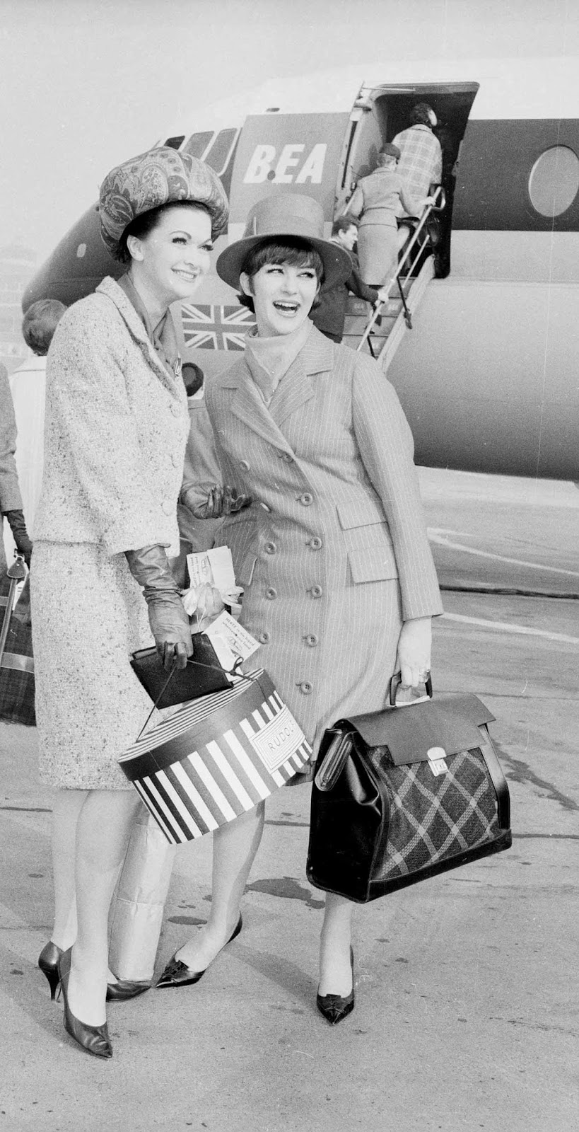 Vintage Photos Show the Stunning Evolution of Flight Attendant Uniforms from the 1930s to 1970s