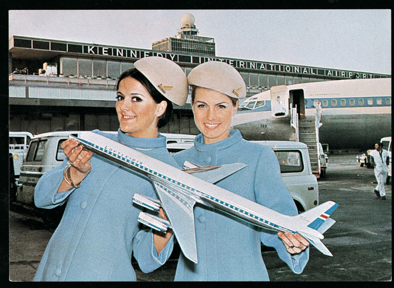 Vintage Photos Show the Stunning Evolution of Flight Attendant Uniforms from the 1930s to 1970s