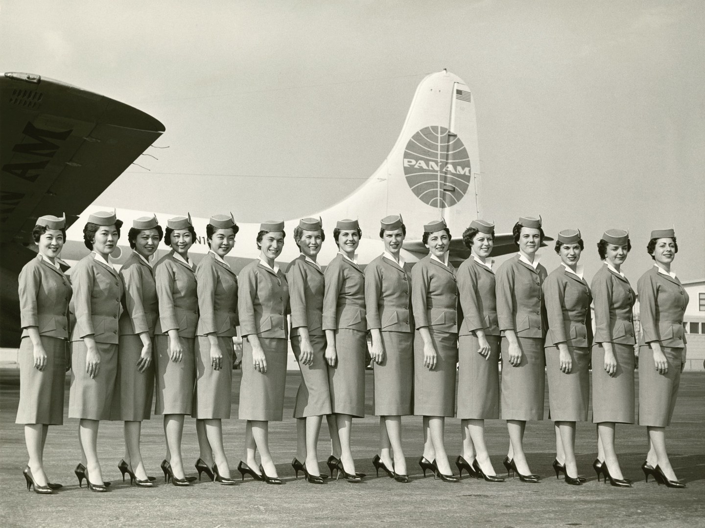 Vintage Photos Show the Stunning Evolution of Flight Attendant Uniforms from the 1930s to 1970s