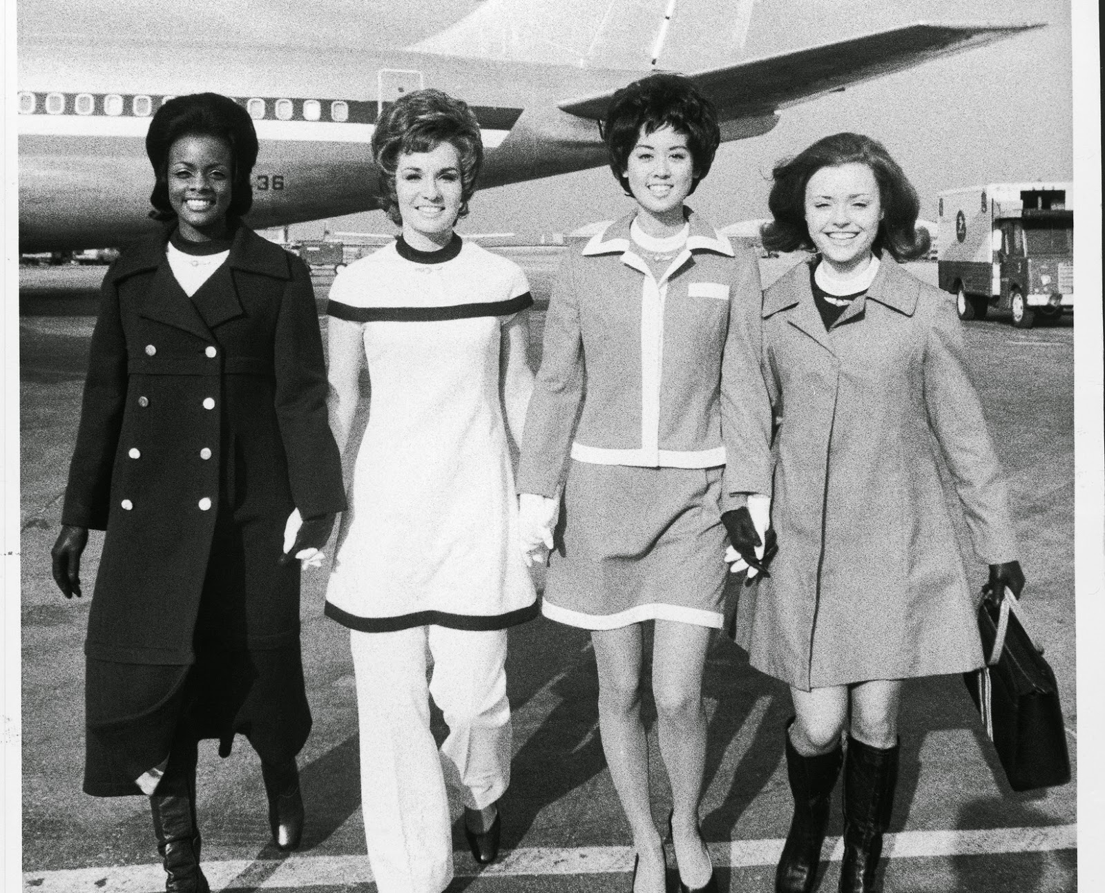 Vintage Photos Show the Stunning Evolution of Flight Attendant Uniforms from the 1930s to 1970s