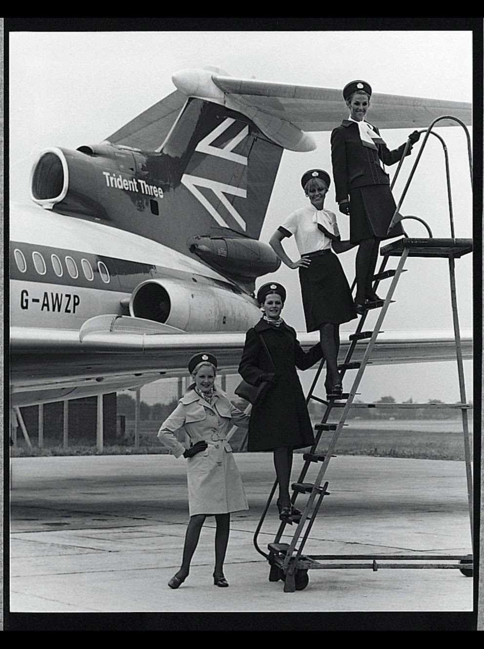 Vintage Photos Show the Stunning Evolution of Flight Attendant Uniforms from the 1930s to 1970s