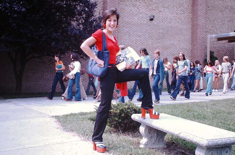 Vintage Candid Photos Reveal What Teen Fashion in the 1970s Really Looked Like