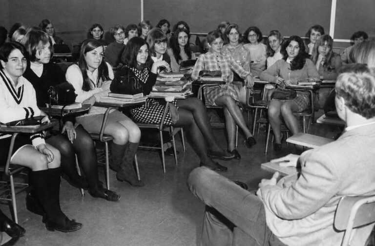When 1970s Students Embraced the Miniskirt: Vintage Photos Reveal a New Era of Fashion